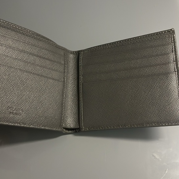 Prada leather wallet without case - Picture 2 of 2